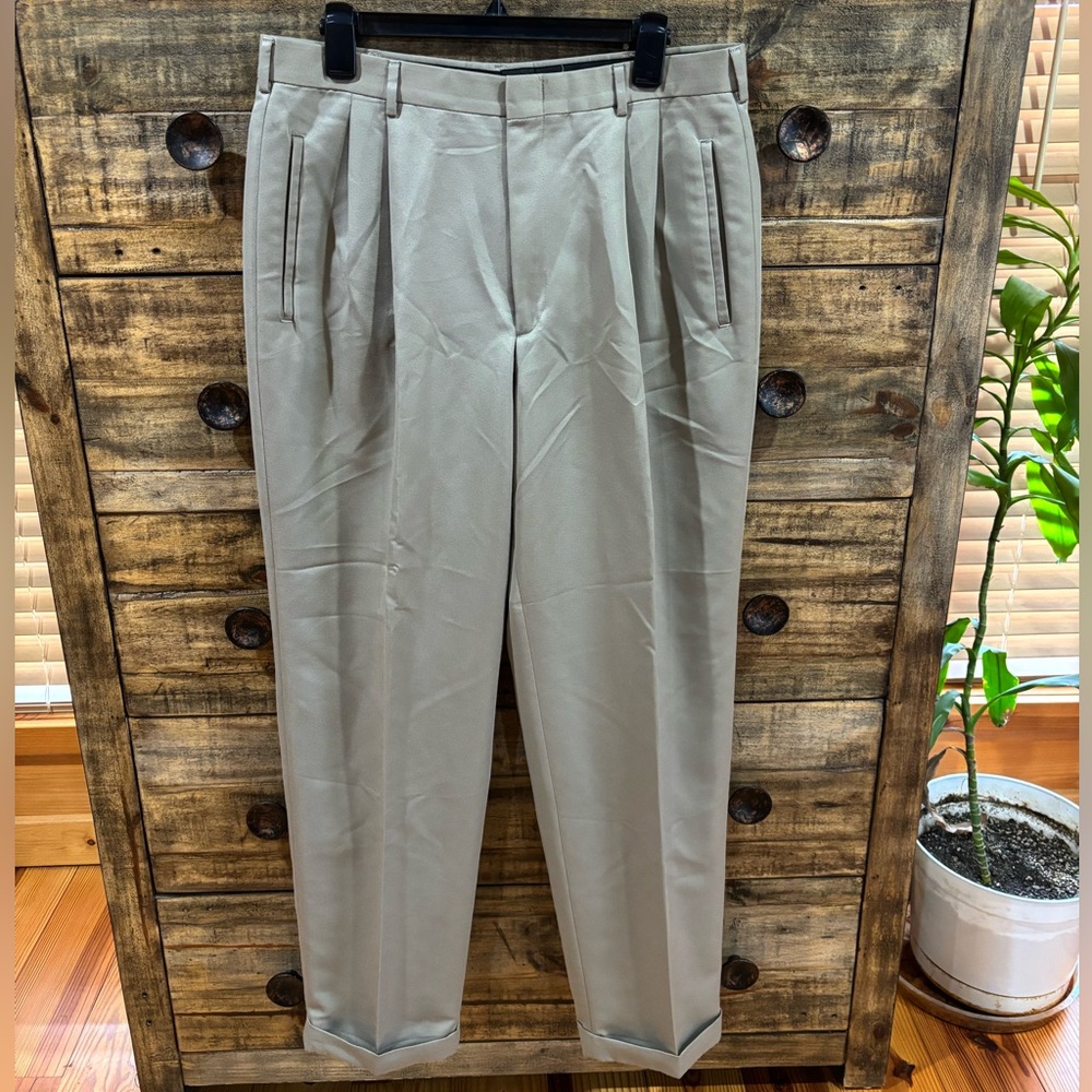 Roundtree & Yorke Men’s Easy Care Classic Tan Pleated Pants